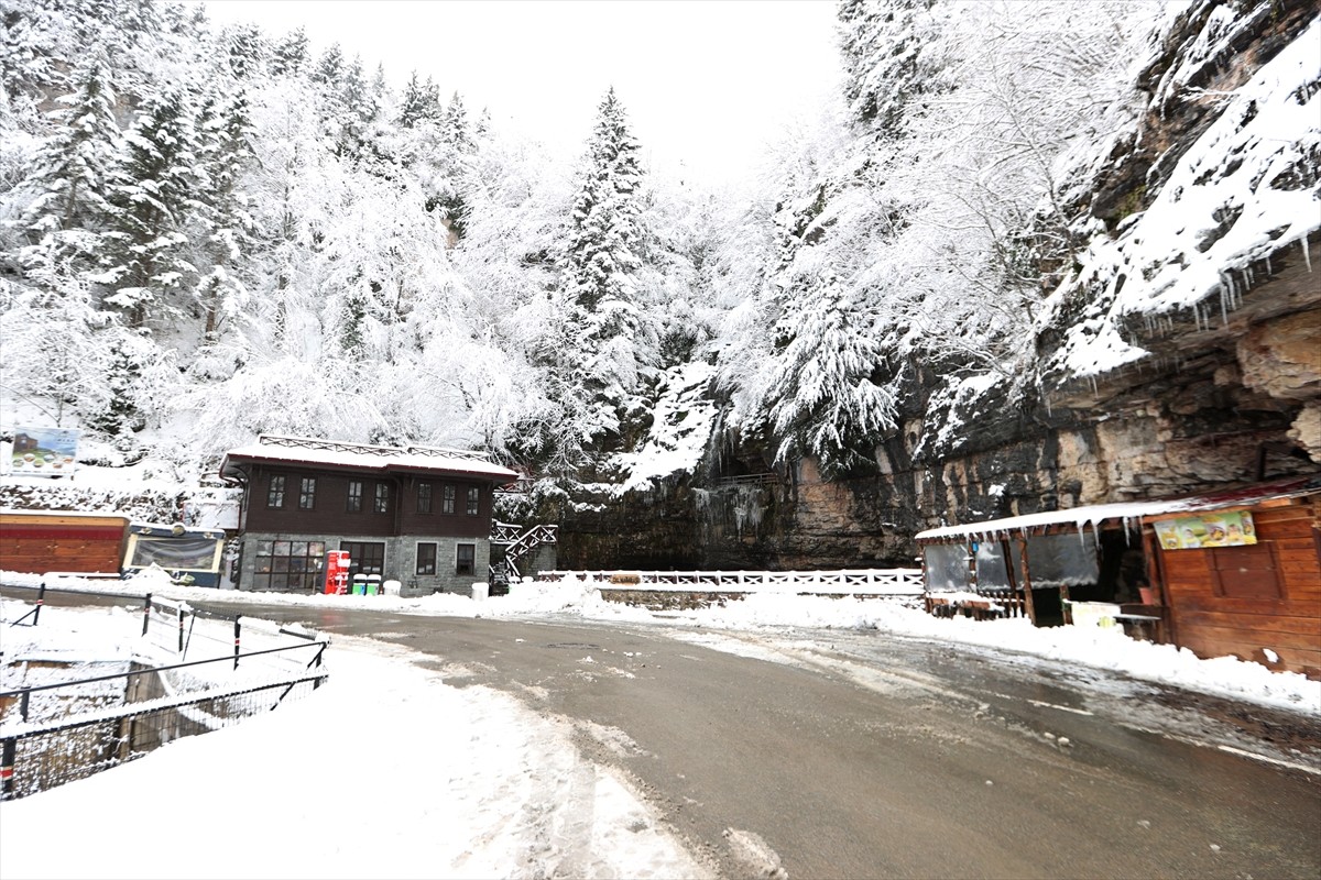 Doğu Karadeniz'in ve Trabzon'un önemli turizm destinasyonları arasında yer alan Çal Mağarası...
