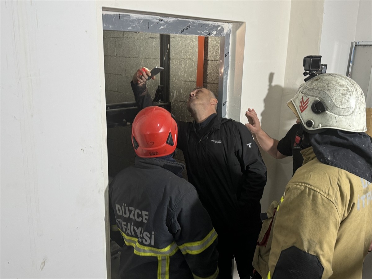 Düzce'de, tamir ettikleri asansörün düşmesi sonucu yaralanan 3 işçi hastaneye kaldırıldı. Olay...