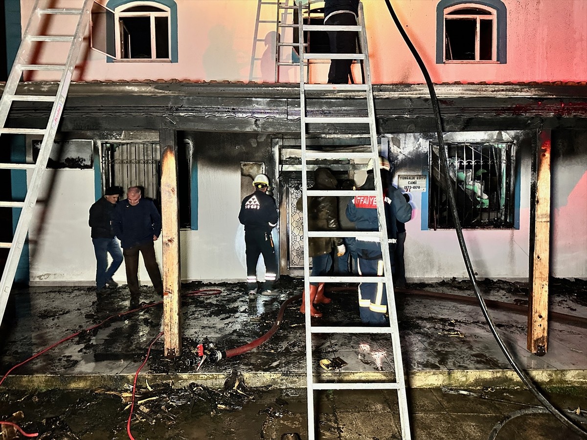 Düzce'nin Gümüşova ilçesinde yangın çıkan cami kullanılamaz hale geldi. Yangın, itfaiye...