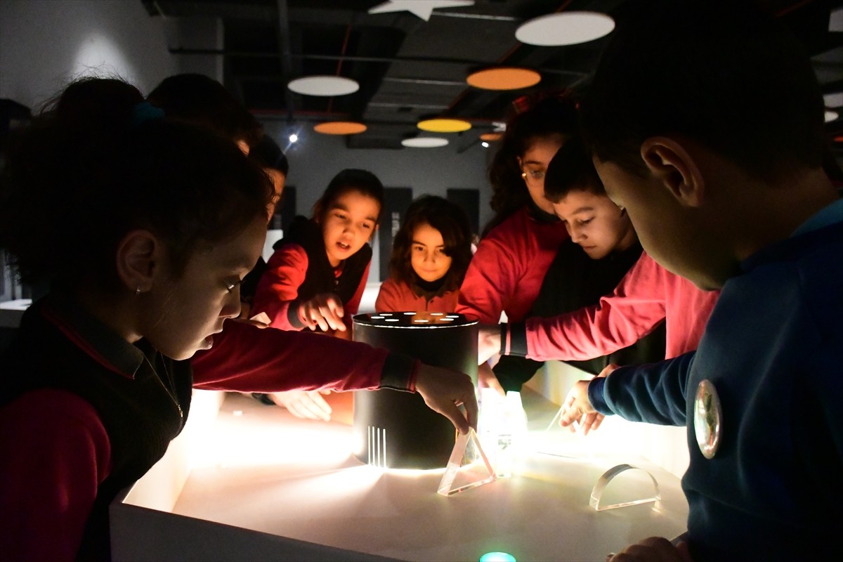 Düzce Bilim Merkezi'nde görevli öğretmenler, köy okullarında teknoloji ve bilimle tanıştırdıkları...