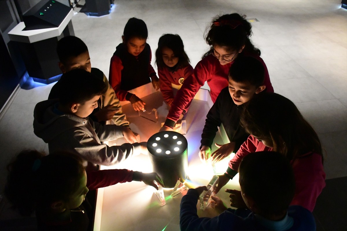 Düzce Bilim Merkezi'nde görevli öğretmenler, köy okullarında teknoloji ve bilimle tanıştırdıkları...
