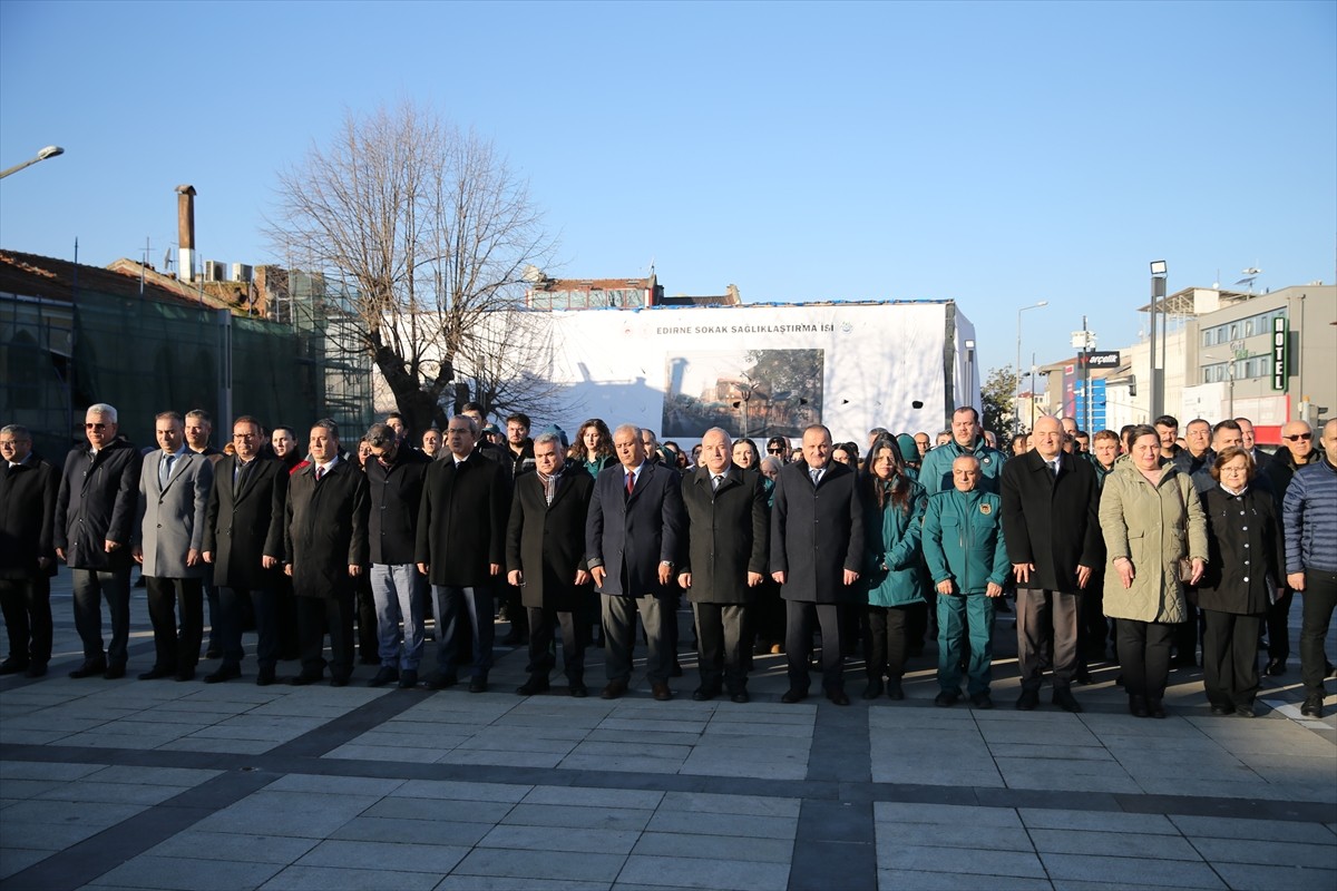 Edirne'de, Dünya Gümrük Günü kutlamaları kapsamında Atatürk Anıtı'nda tören düzenlendi.