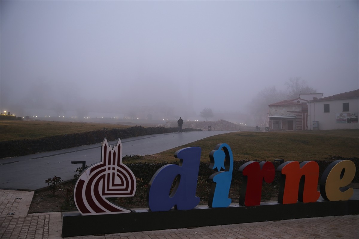 Edirne'de etkili olan sis nedeniyle görüş mesafesi yer yer 50 metreye kadar düştü.