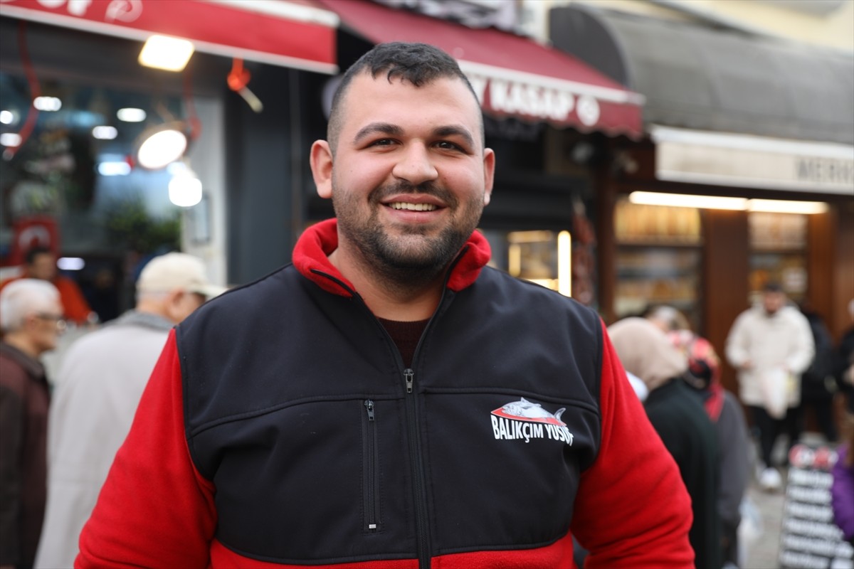 Edirne'de kilogramı 300 liradan satılan hamsinin fiyatı 100 liraya düşünce, kasalarca balık kısa...