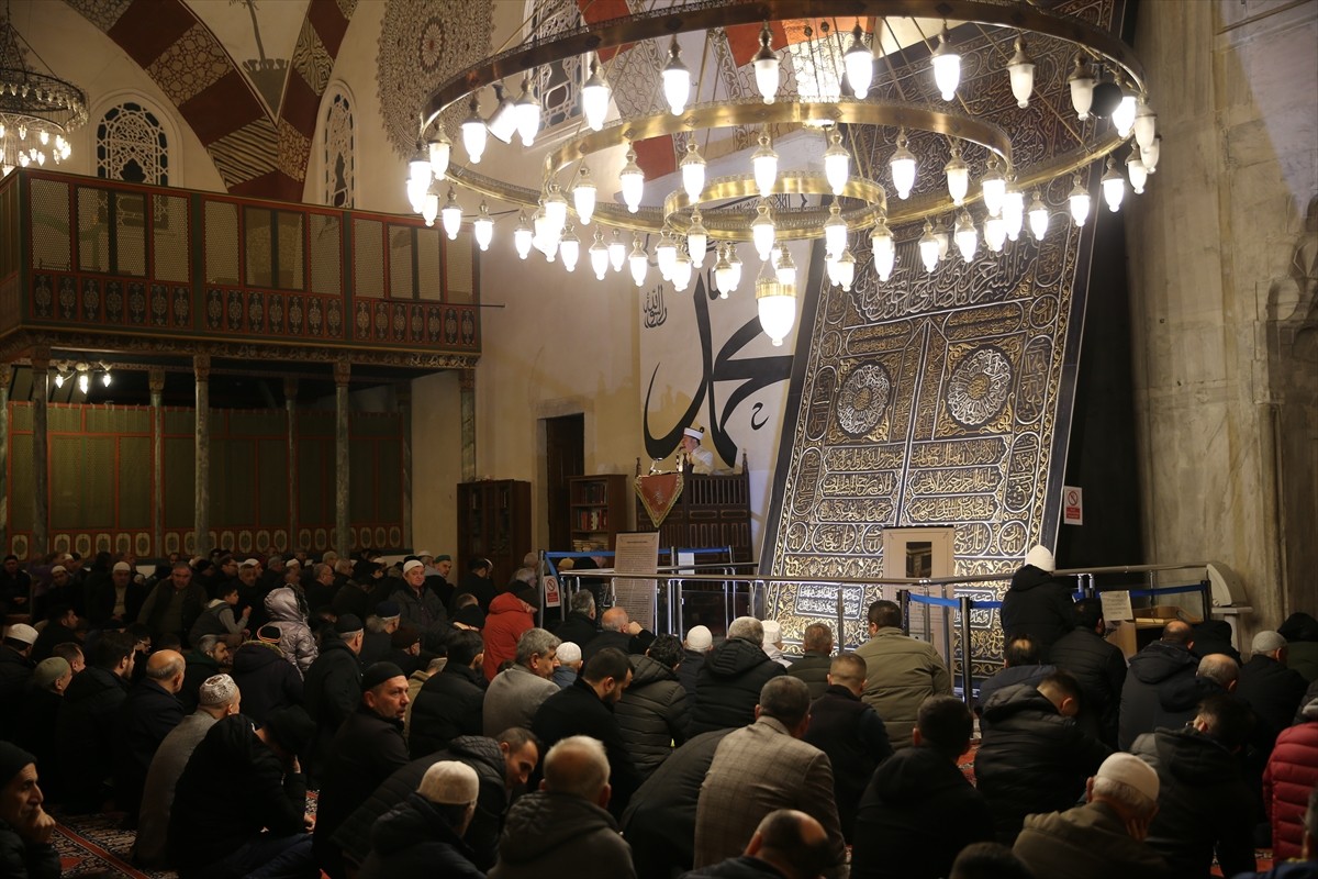 Edirne'de Miraç Kandili dolayısıyla programlar düzenlendi. Eski Cami'deki programda Kur'an-ı Kerim...