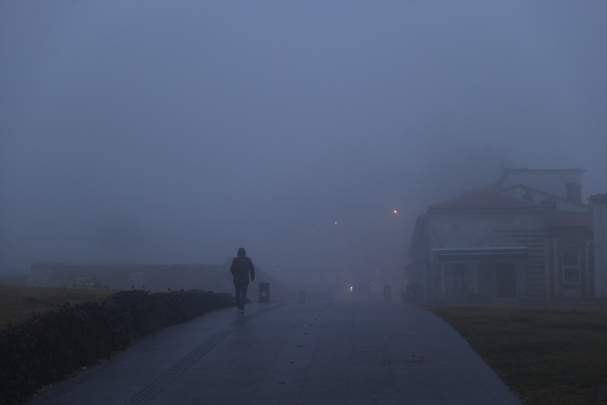 Edirne'de sis hayatı olumsuz etkiledi. Kentte sabah saatlerinde etkili olmaya başlayan sis...