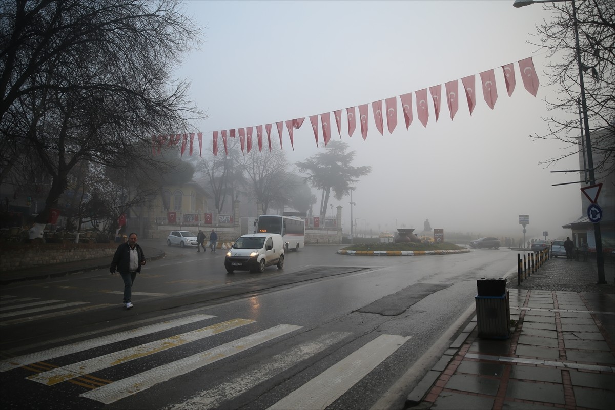 Edirne'de sis hayatı olumsuz etkiledi. Yoğun sis nedeniyle görüş mesafesi yer yer 50 metreye kadar...