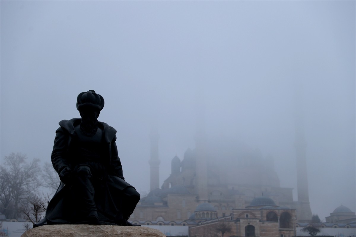Edirne'de sis nedeniyle görüş mesafesi azaldı. Başta Selimiye Camisi olmak üzere kentteki birçok...