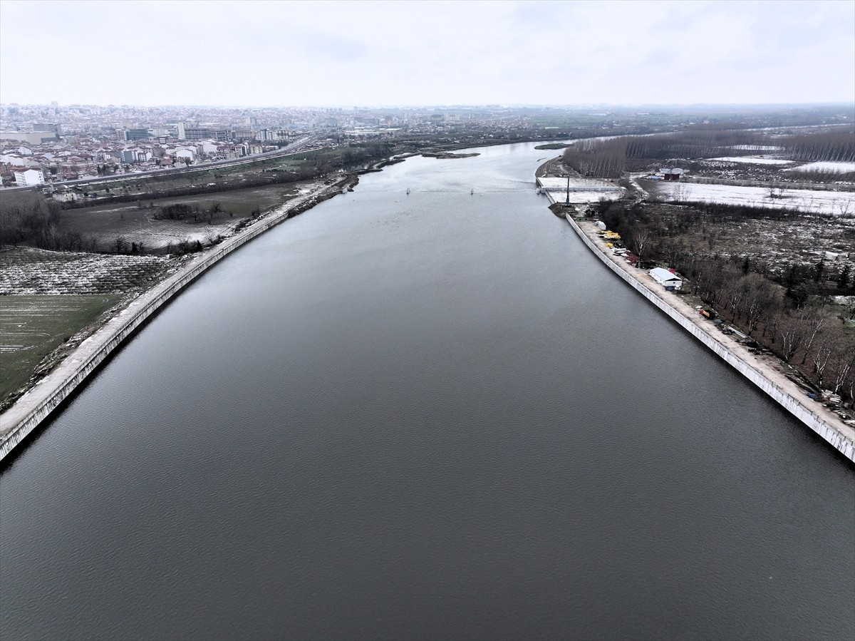 Edirne'de, son dönemde etkili olan kar yağışı ve sağanak Meriç (fotoğrafta) ve Tunca nehirlerinin...