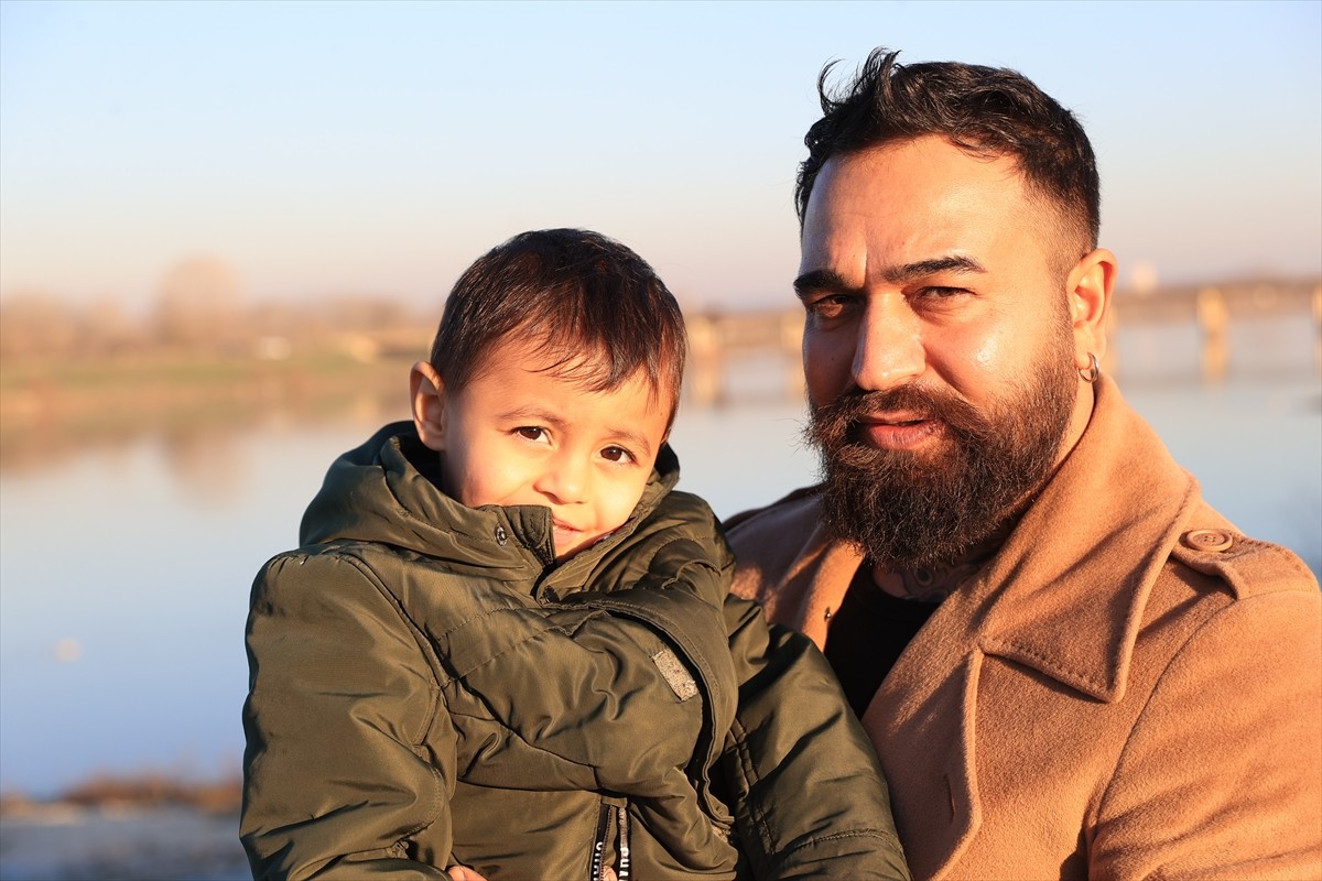 Edirne'de yaşayan Azerbaycanlı ressam Hatai Abdullayev (sağda), Duchenne Musküler Distrofi (DMD)...