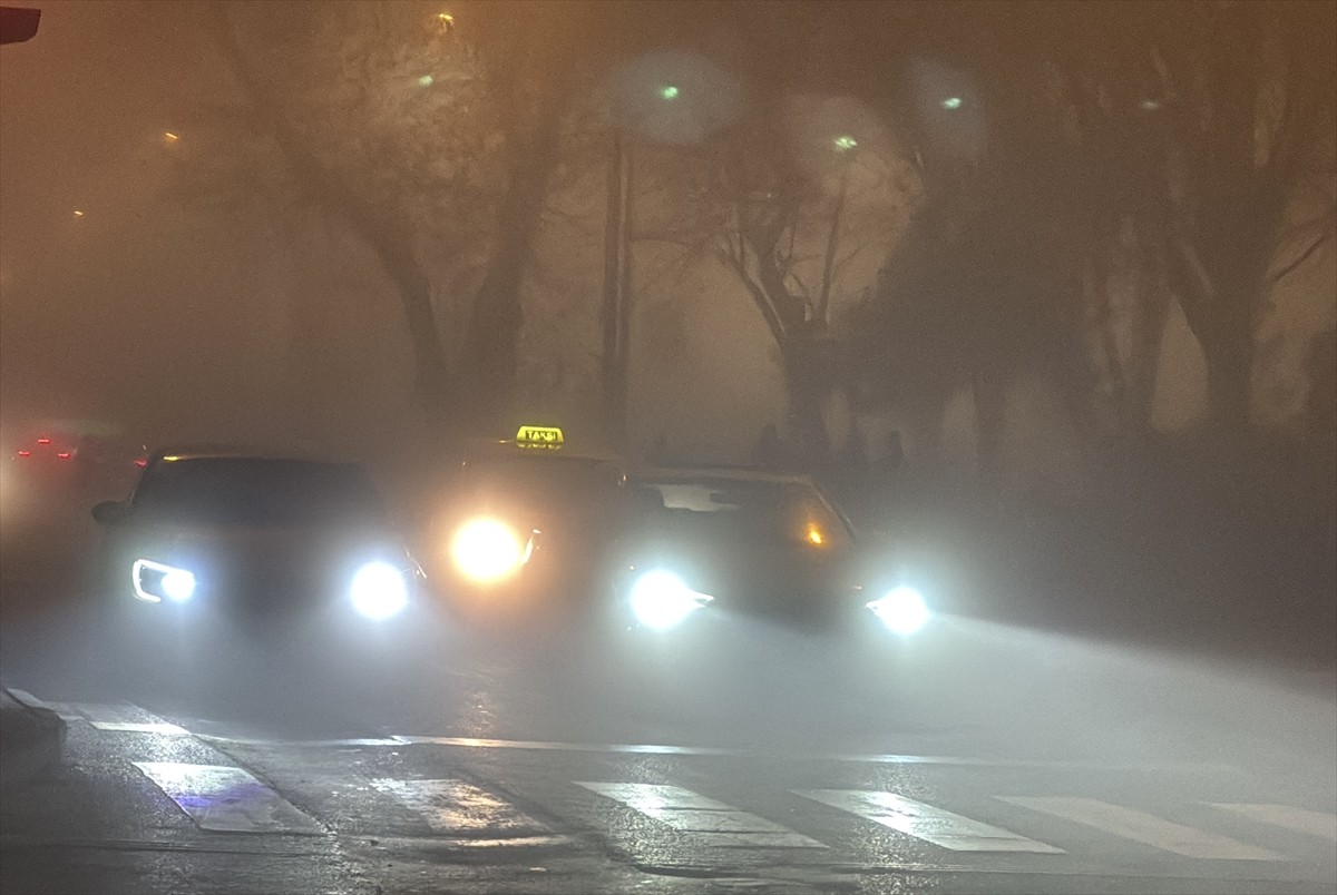Edirne'de yoğun sis, görüş mesafesini düşürdü. Kentte sabah saatlerinden itibaren görülen sis...