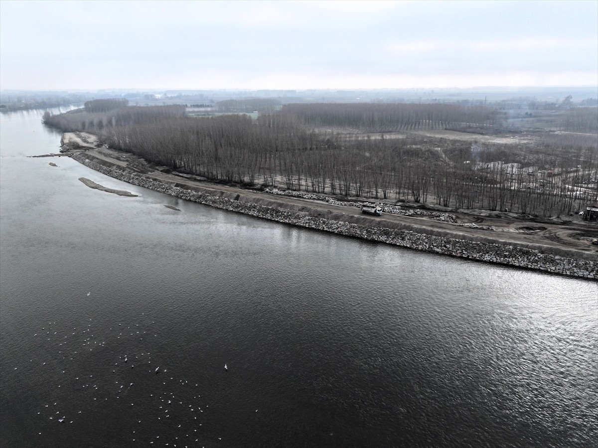 Edirne'den geçen Meriç Nehri'nin seddeleri olası taşkınlara karşı güçlendiriliyor. DSİ 11. Bölge...