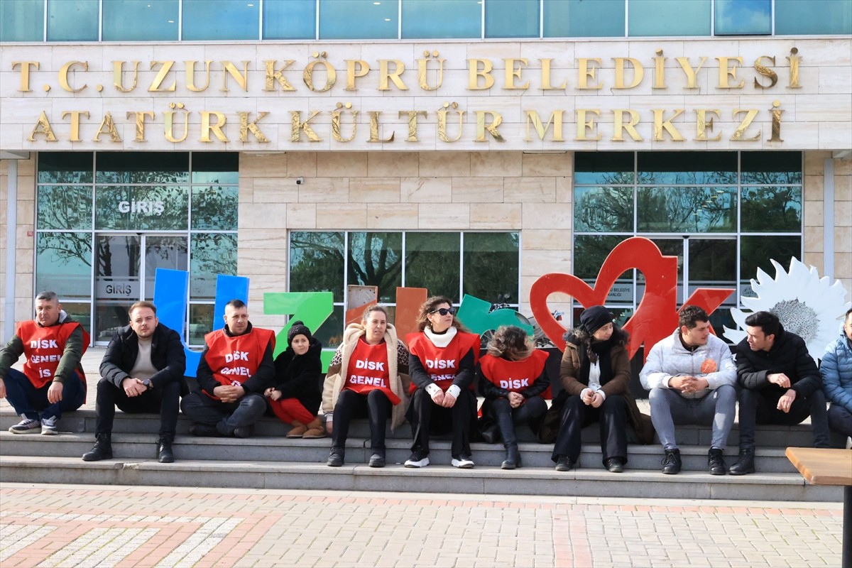 Edirne'nin Uzunköprü ilçesinde belediyeden çıkarılan bir grup işçi eylem yaptı.