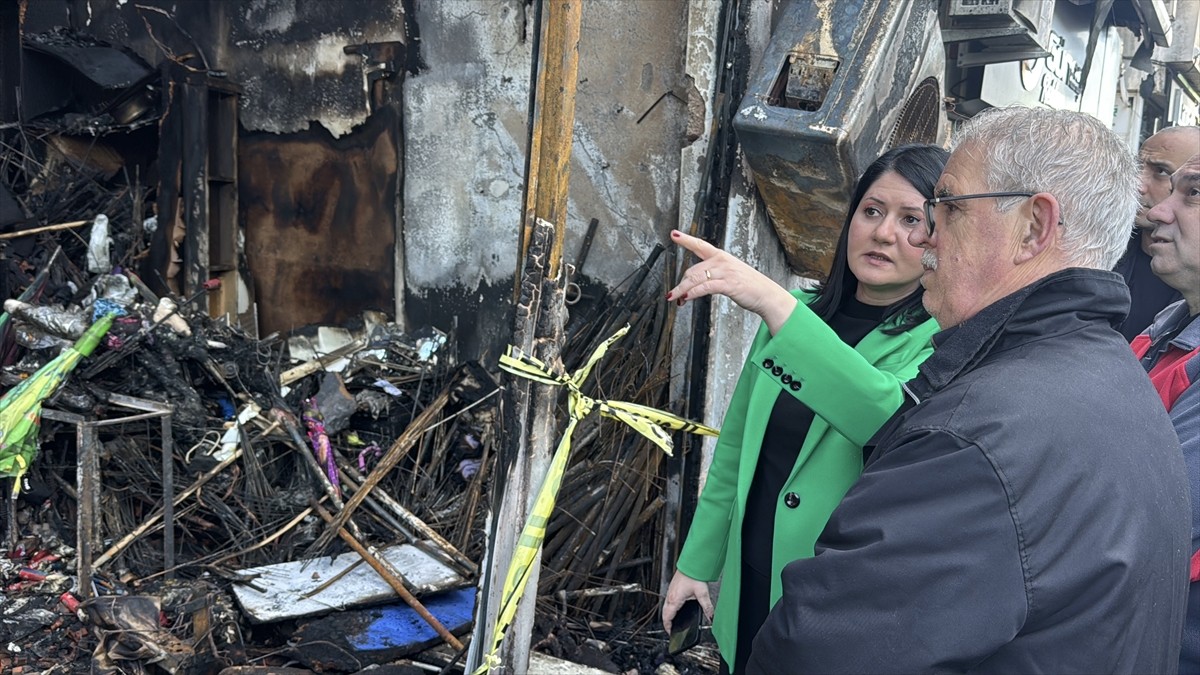 Edirne Belediye Başkanı Filiz Gencan Akın, Sabuni Mahallesi'nde çıkan yangında iş yerleri zarar...
