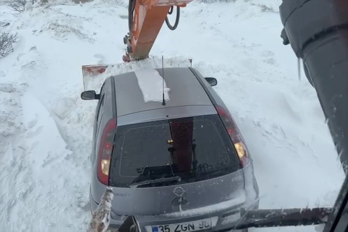 Edirne İl Özel İdaresi ekipleri, kar yağışının köylere ulaşımı aksatmaması için karla mücadele...