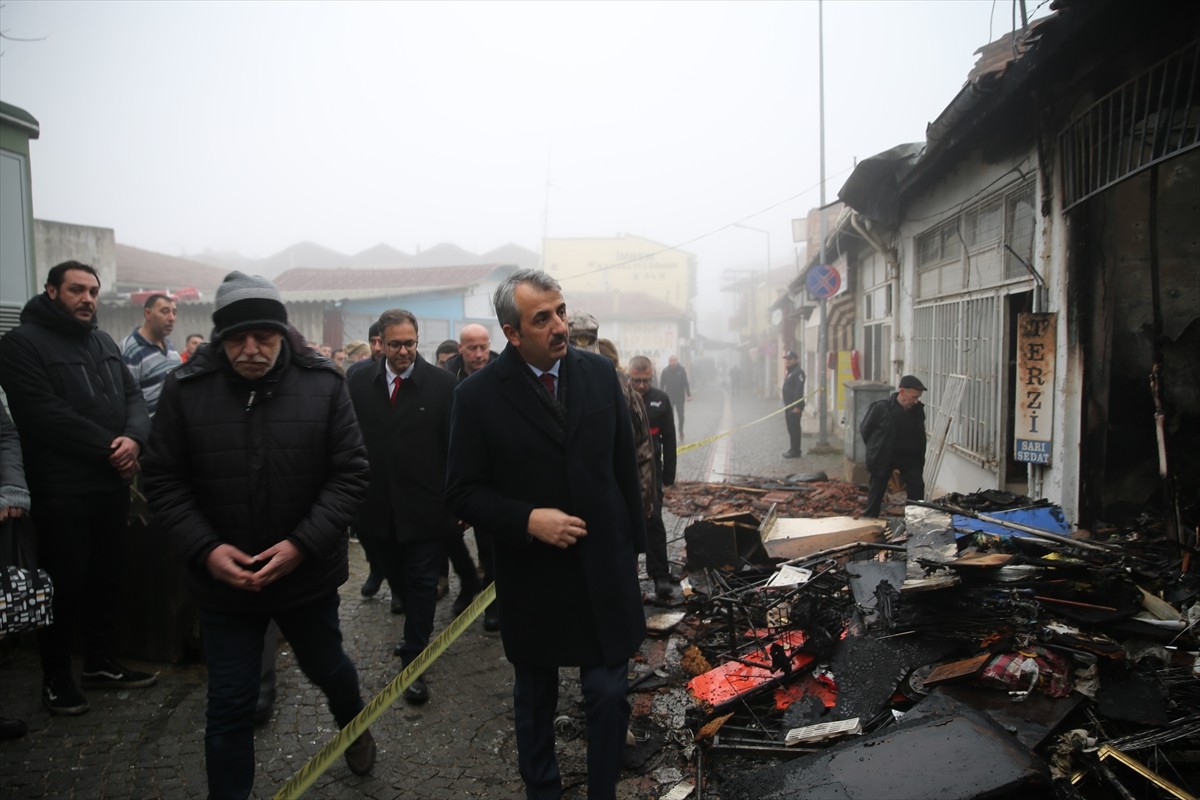 Edirne Valisi Yunus Sezer, Sabuni Mahallesi'nde çıkan yangında zarar gören iş yerlerini ziyaret...