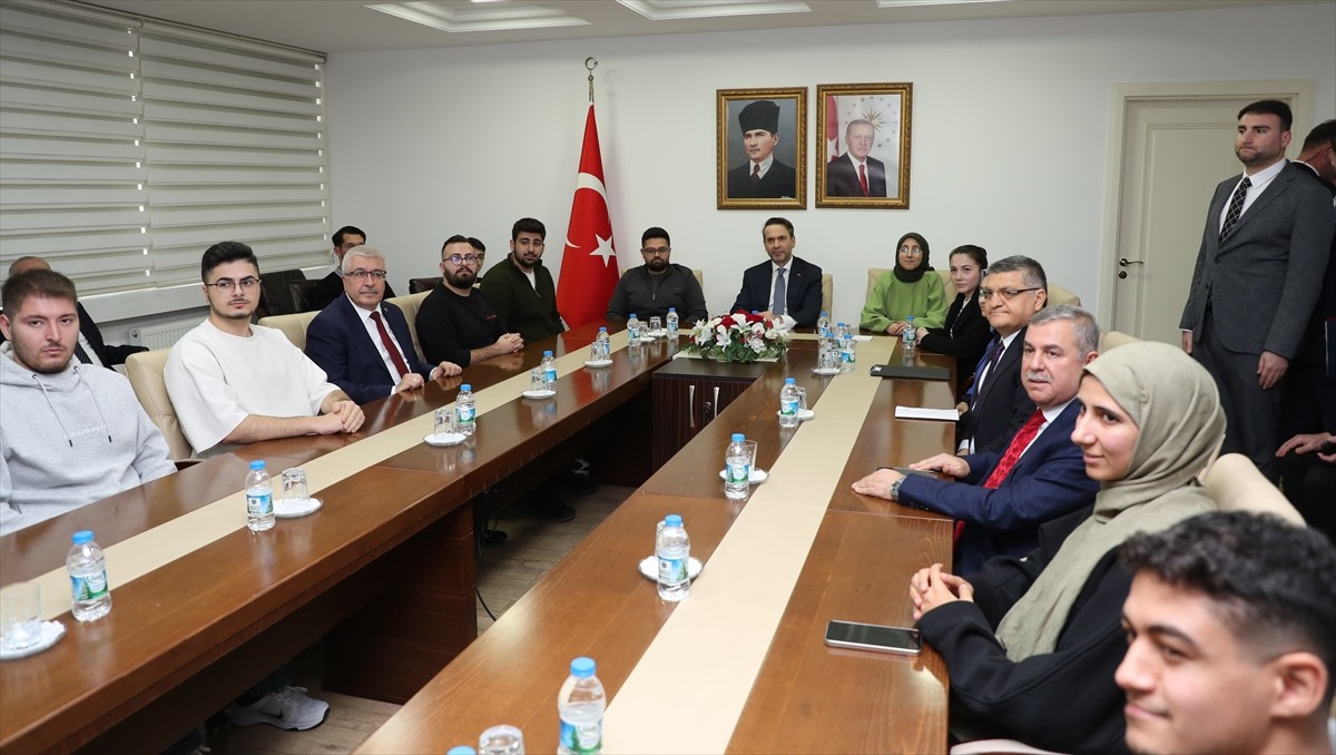 Enerji ve Tabii Kaynaklar Bakanı Alparslan Bayraktar (ortada), Sinop Valiliğini ziyaret etti....