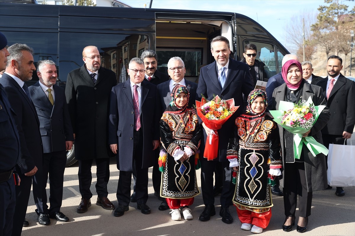 Enerji ve Tabii Kaynaklar Bakanı Alparslan Bayraktar, Sivas'ın Hafik ilçesine doğal gaz verilmesi...