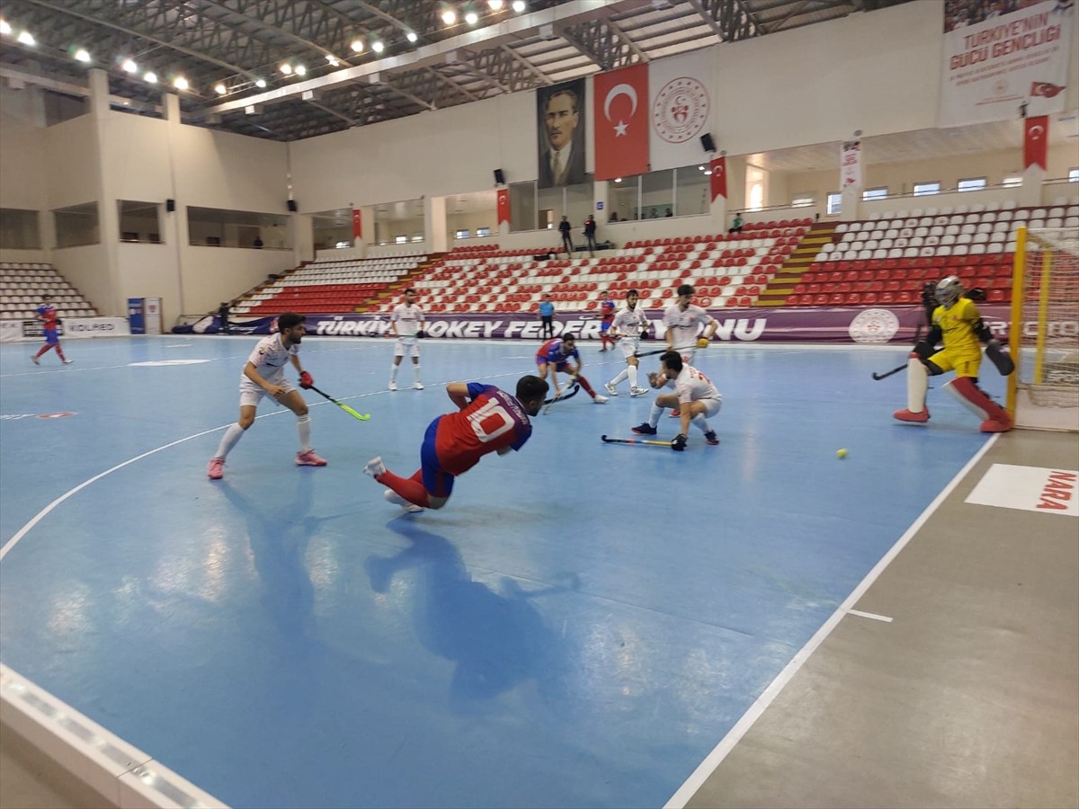 Erkekler Salon Hokeyi Süper Lig Süper Final müsabakasında Nevşehir Belediye SK'yi yenen Gaziantep...