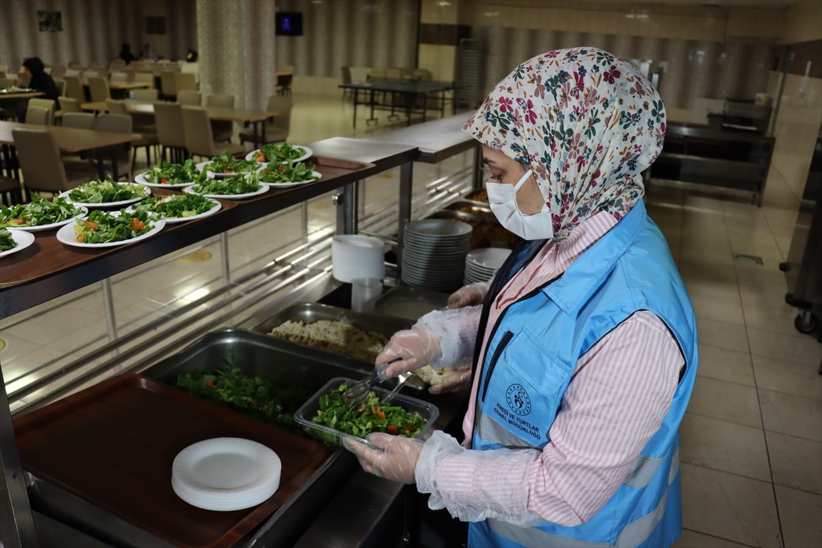 Erzincan'da üniversite öğrencileri, örnek dayanışmayla yurtlarda fazla gelen yemekleri ihtiyaç...