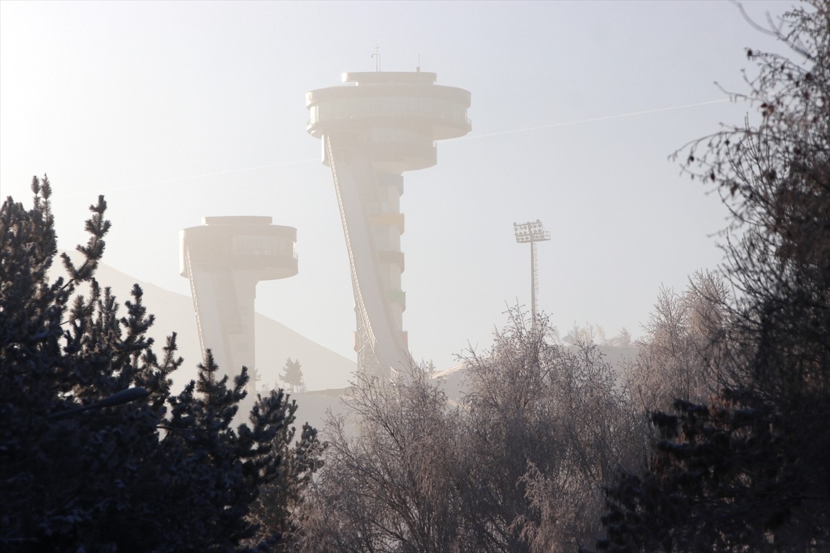 Erzurum'da soğukların etkisiyle sis, kırağı ve buzlanma oluştu. Kar yağışının ardından dondurucu...
