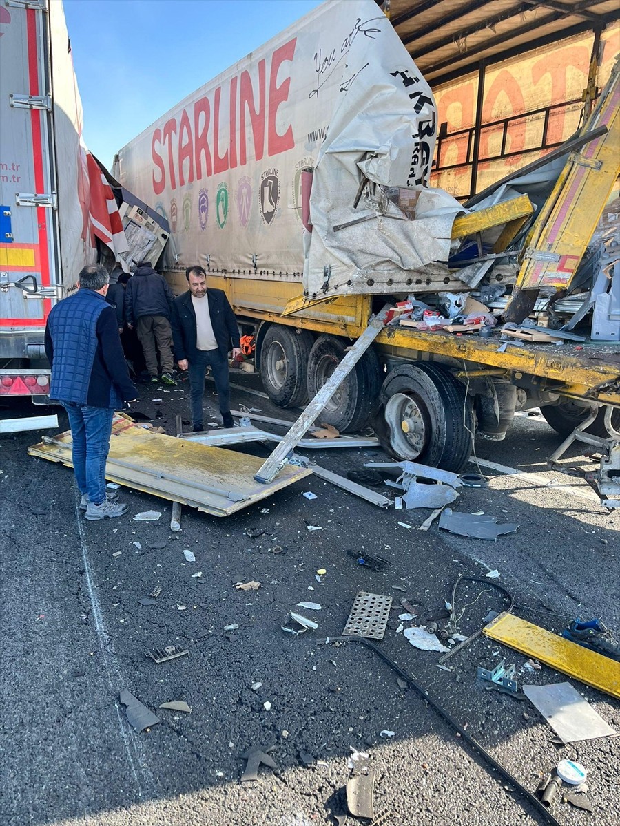 Erzurum'un Horasan ilçesinde 2 tırın karıştığı kazada yaralanan sürücülerden biri hayatını...