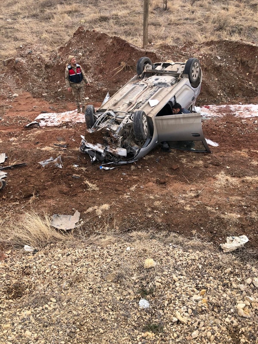 Erzurum'un Oltu ilçesinde otomobilin devrilmesi sonucu karı koca yaralandı. İhbar üzerine kaza...