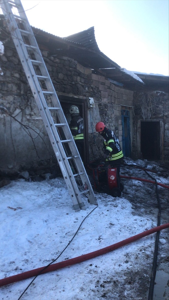 Erzurum'un Palandöken ilçesinde bir evde çıkan yangında 1 kişi hayatını kaybetti.