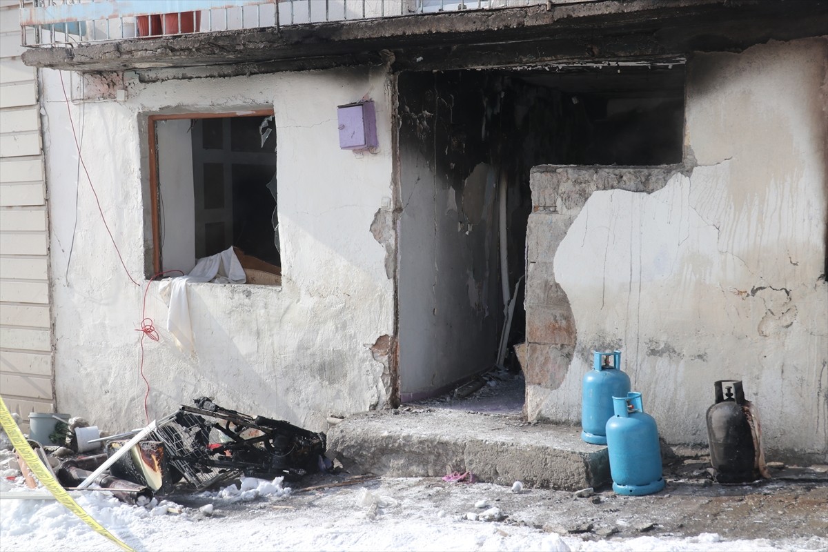 Erzurum'un Pasinler ilçesinde müstakil bir evde mutfaktaki tüpten çıkan gazın sıkışması nedeniyle...
