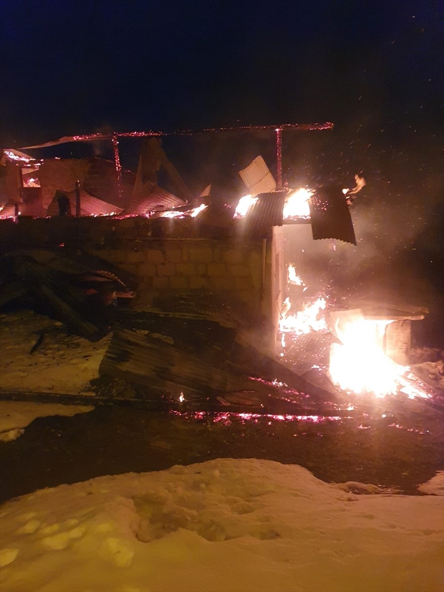 Erzurum'un Pazaryolu ilçesinde çıkan yangında, yaşlı çiftin evi ve erzak deposu kullanılamaz hale...