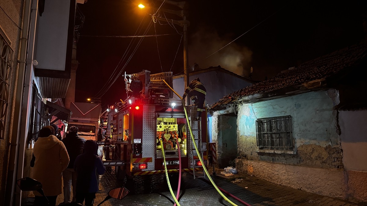 Eskişehir'in Odunpazarı ilçesinde iki katlı müstakil evde çıkan yangın, itfaiye ekiplerince...