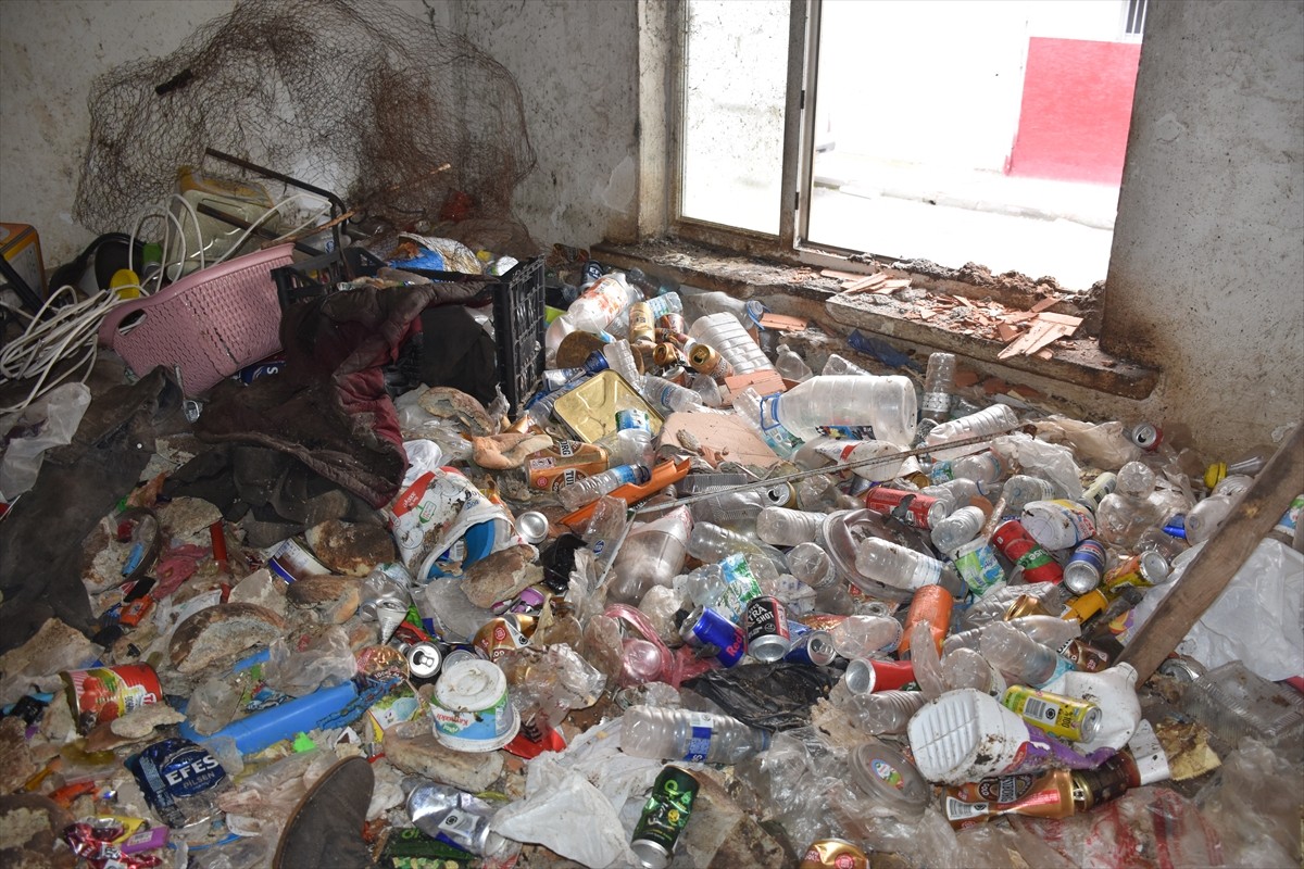 Eskişehir'in Odunpazarı ilçesindeki tek katlı müstakil evden 6 kamyon çöp çıkarıldı.