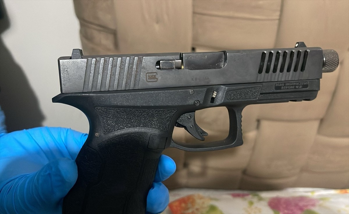 Eyüpsultan'da bir evde babasını, annesini, kız kardeşini ve anneannesini silahla vurarak öldürdüğü...