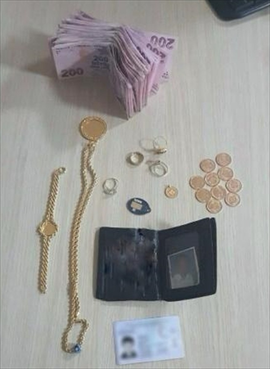 Eyüpsultan'da bir evde babasını, annesini, kız kardeşini ve anneannesini silahla vurarak öldürdüğü...