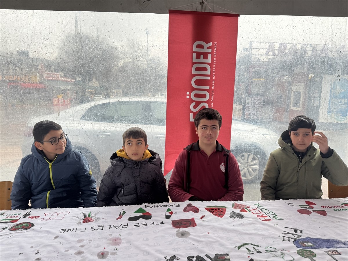 Eyüpsultan ÖNDER İmam Hatipliler Derneğinin "Gazze'ye Sözüm Var" etkinliği için kurulan çadıra...
