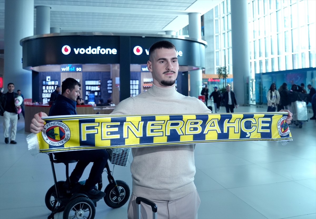 Fenerbahçe'nin prensip anlaşmasına vardığı Sırp savunma oyuncusu Ognjen Mimovic, İstanbul'a geldi....