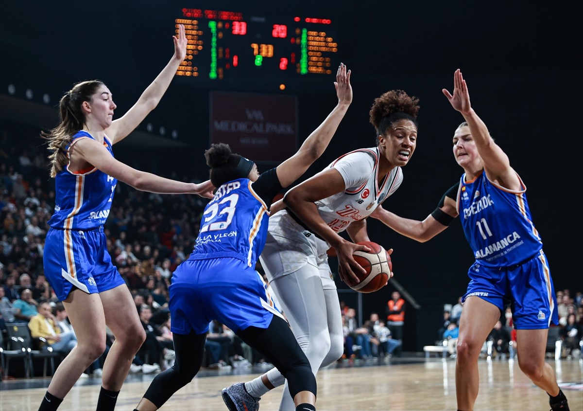 FIBA Kadınlar Avrupa Ligi E Grubu'nda 2. turun dördüncü maçında, ÇİMSA ÇBK Mersin ile İspanya'nın...
