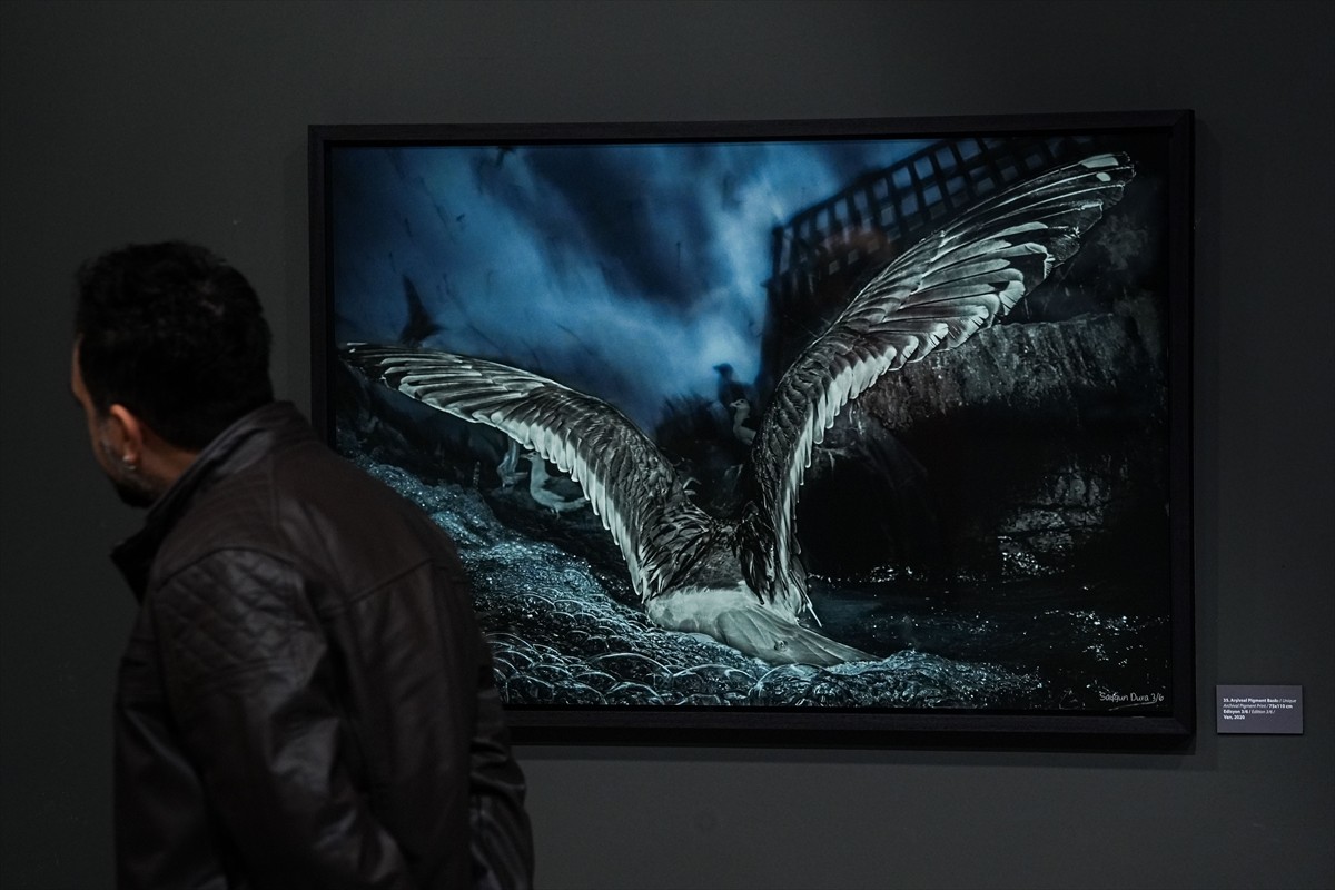 Fotoğraf sanatçısı Saygun Dura'nın "Arada" isimli sergisi başkentte, CerModern’in Güney Hangar...