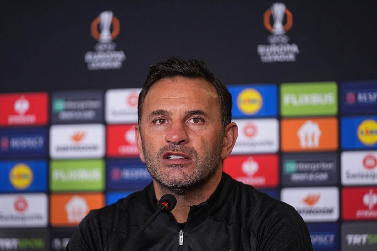 Galatasaray Teknik Direktörü Okan Buruk (fotoğrafta) ve sarı-kırmızılı futbolculardan Ismail...