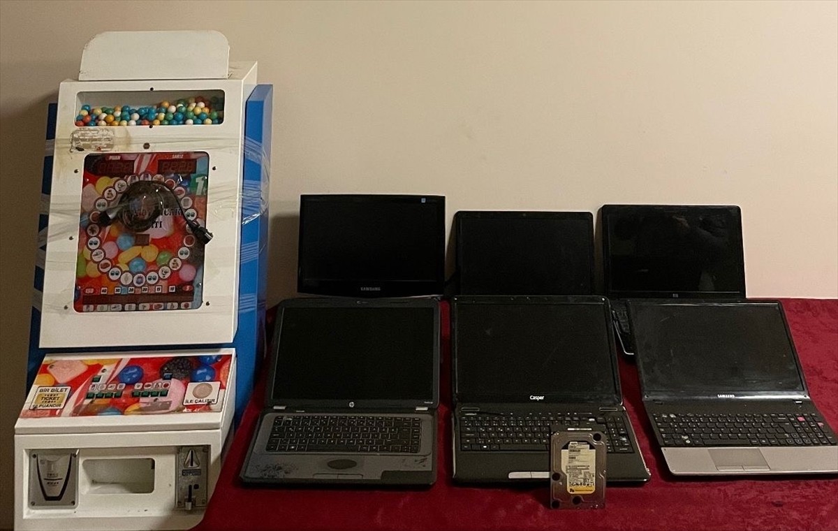 Gaziantep'te polis ekiplerince iki iş yerinde 16 kumar makinesi ele geçirildi, 2 şüpheli...