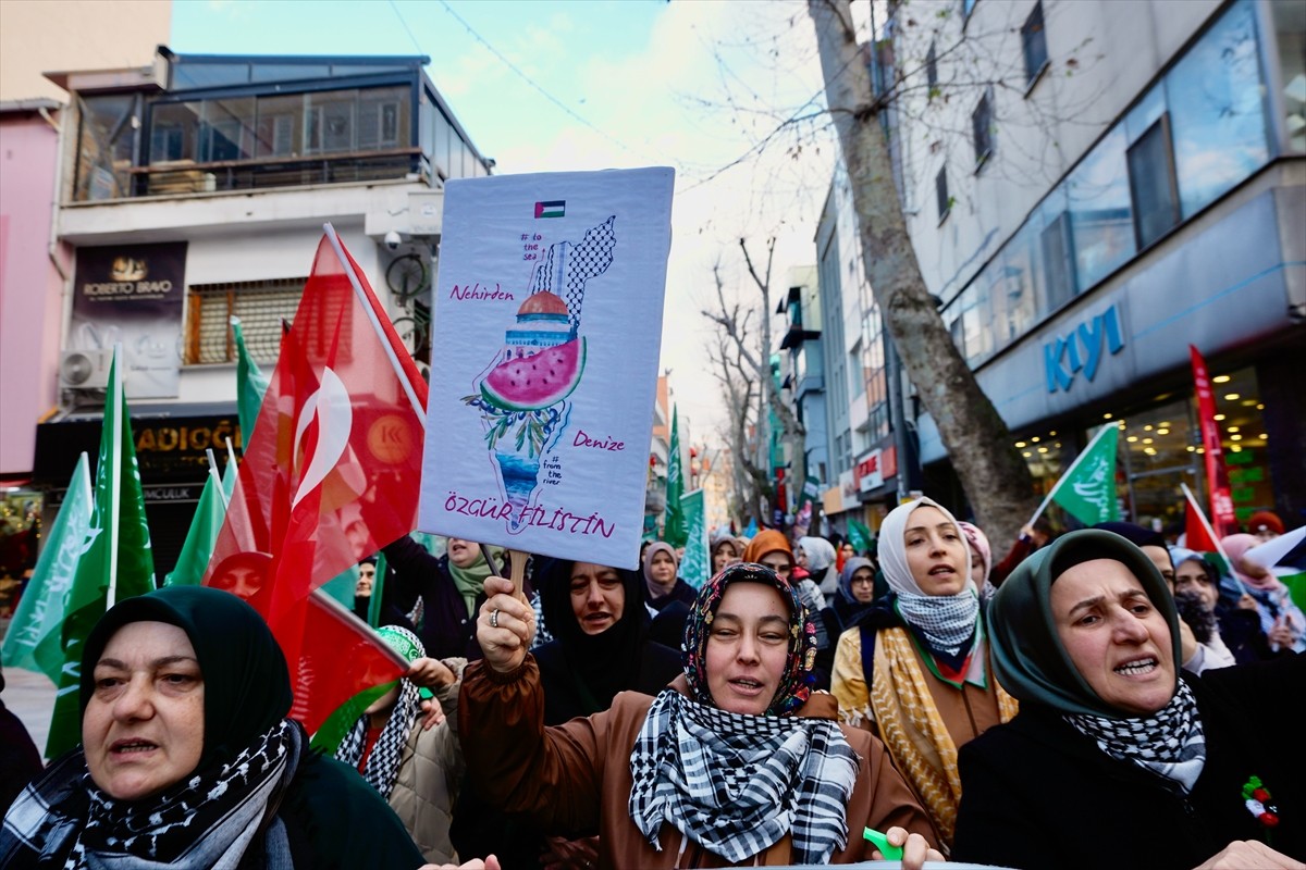 Gazze Dayanışma Platformu üyeleri, İsrail'in saldırıları altındaki Gazze'ye destek amacıyla...