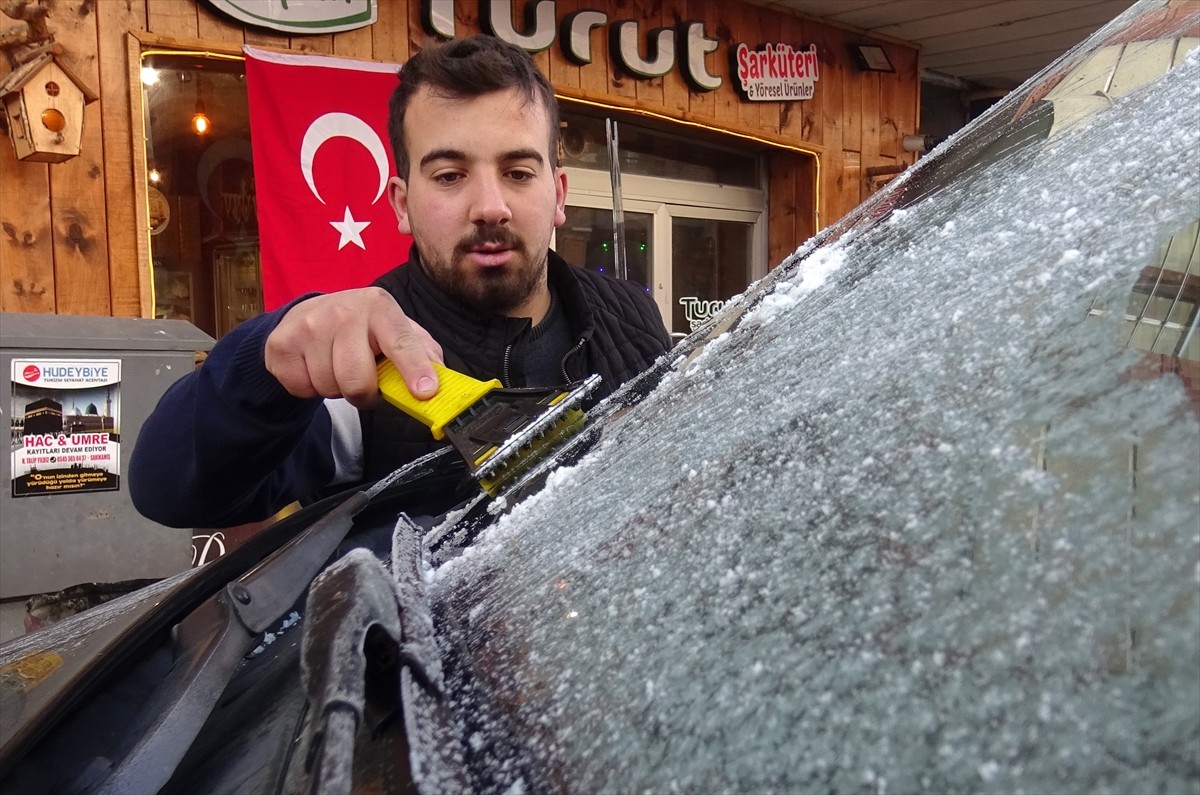 Gece hava sıcaklığının sıfırın altında 12,7 dereceye düştüğü Kars'ın Sarıkamış ilçesinde bina...