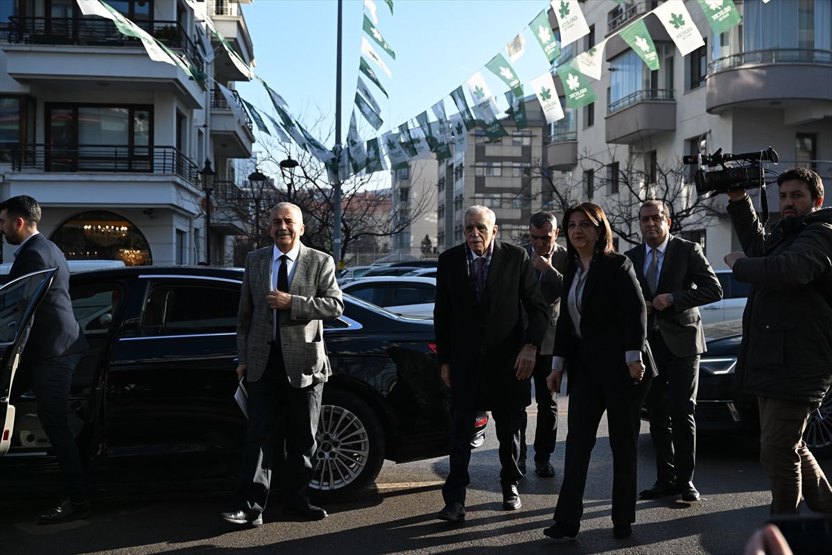Gelecek Partisi Genel Başkanı Ahmet Davutoğlu DEM Parti heyetiyle görüştü. Gelecek Partisi Genel...