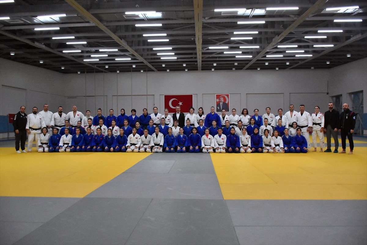 Genç Kadın Judo Milli Takımı, yeni sezonun ilk çalışmalarına 21 Ocak'ta Trabzon'da girdiği kampla...