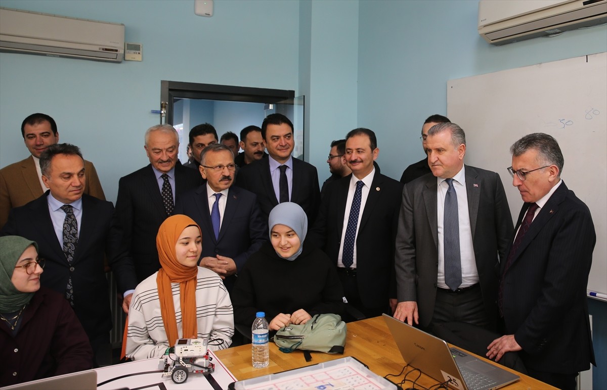 Gençlik ve Spor Bakanı Osman Aşkın Bak (ortada), Tokat'ta ziyaretler gerçekleştirdi. Bakan Bak, AK...