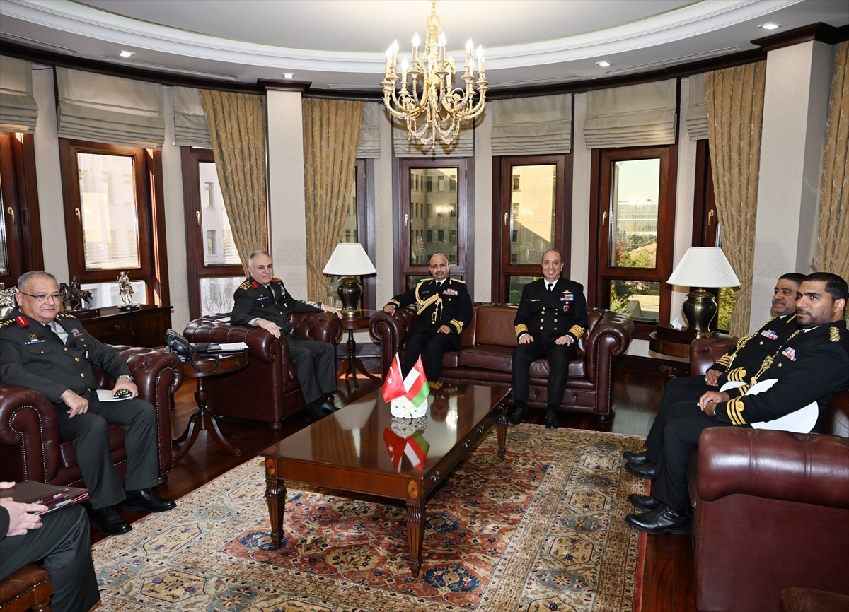 Genelkurmay Başkanı Orgeneral Metin Gürak (ortada), Deniz Kuvvetleri Komutanı Oramiral Ercüment...