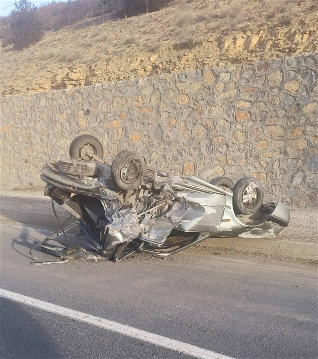 Gümüşhane'nin Şiran ilçesinde iki otomobilin çarpışması sonucu 3 kişi yaralandı.