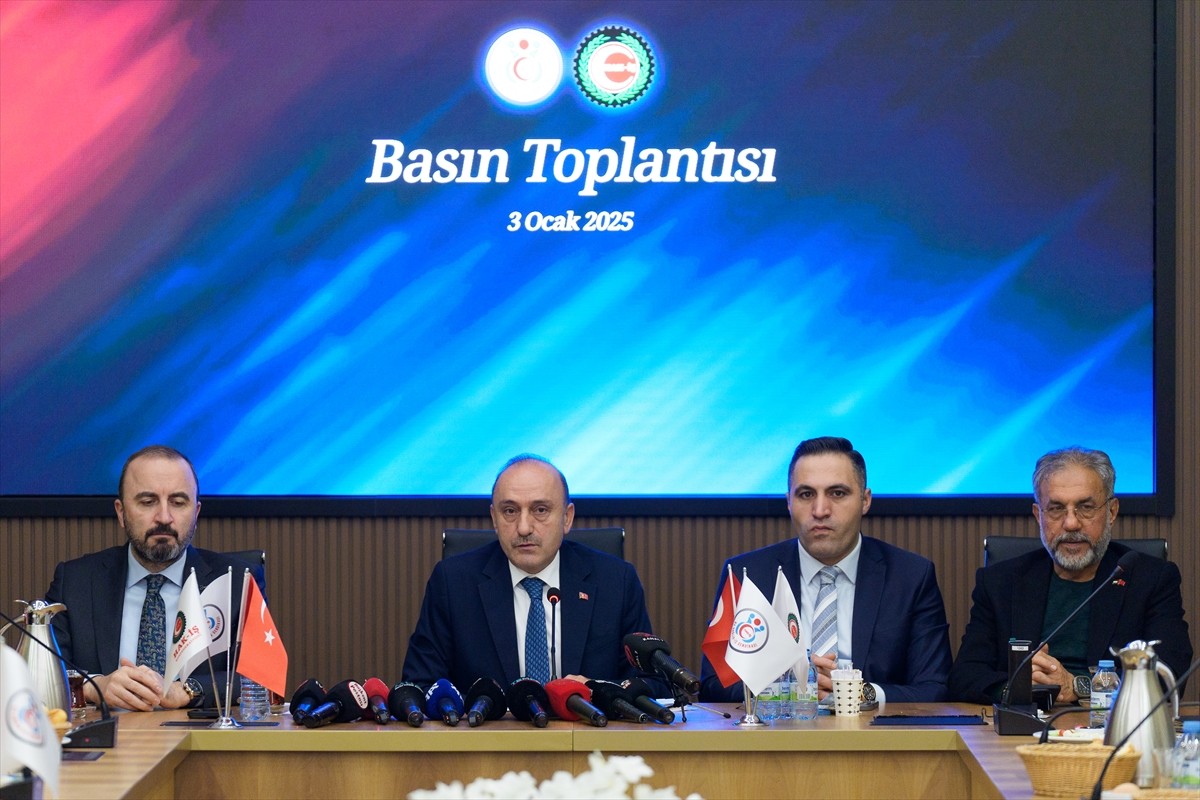 HAK-İŞ'e bağlı Öz Sağlık-İş Sendikası Genel Başkanı Devlet Sert (sol 2), Öz Sağlık- İş Sendikası...