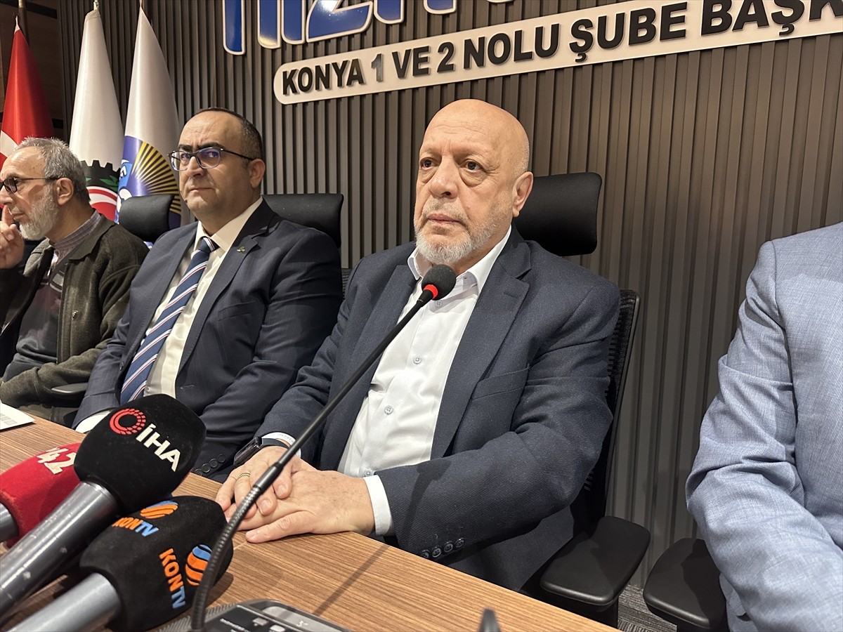 Hak İşçi Sendikaları Konfederasyonu (HAK-İŞ) Genel Başkanı Mahmut Arslan (sağ 2), HAK-İŞ'e bağlı...