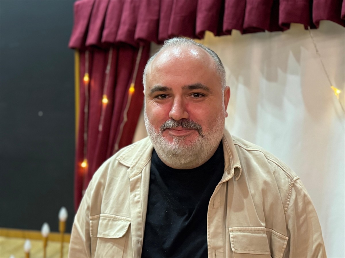 Hakan Hüseyin Gül'ün yazıp yönettiği, Yücel Gökçek'in oynadığı "Şairin Rızası Yok" oyunu, Kartal...